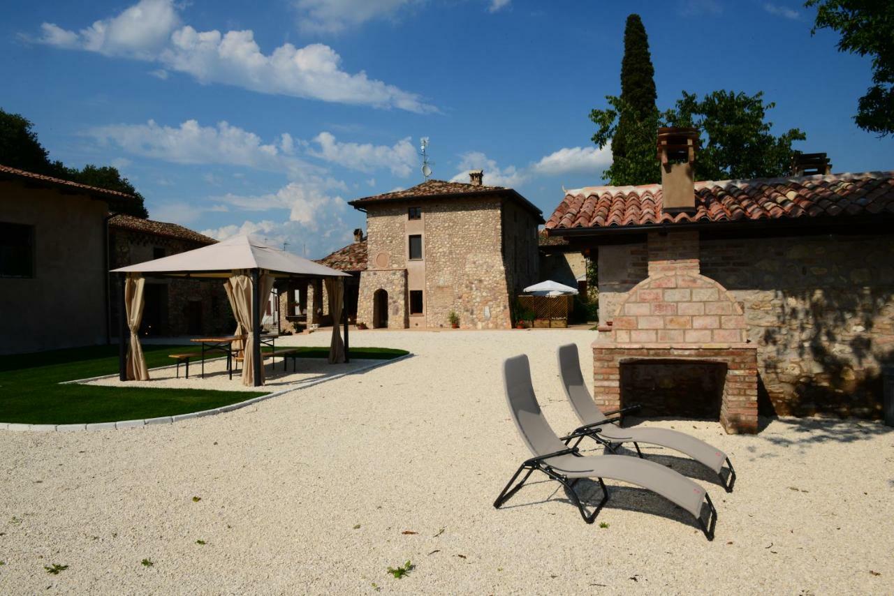 Corte Davini Agriturismo Monzambano Exterior photo